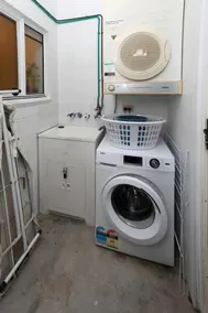 Cosy 1 Bed UNIT Close to the Beach and Town - Image 2