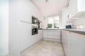 Impeccable 2-bed Apartment Close to City Centre - Image 4