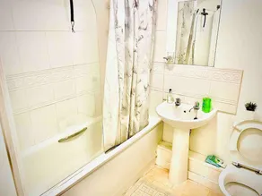 Peaceful Impeccable 2 bed Apartment in Hatfield - Image 3