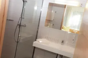 Shared room, shower, toilet - Image 4