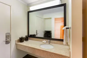 La Quinta Inn by Wyndham Chicago Willowbrook - Image 3
