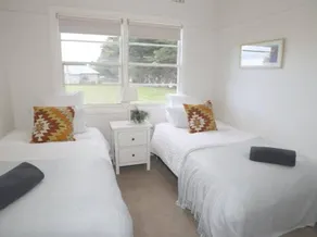 Cosy 3 Bedroom Cottage With Indoor Fireplace - Image 4