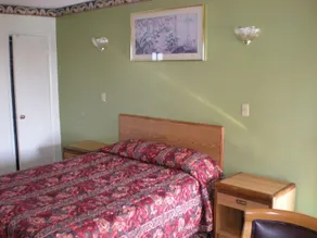 Pomona Lodge Motel - Image 4
