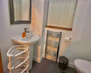 Comfy and Spacious 5-bed House in Cambridge - Image 4
