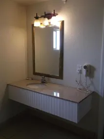 Travel Inn and Suites - Image 4
