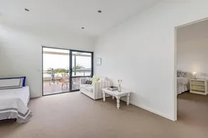 Sea Haven: coastal views, family retreat - Image 3