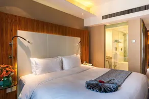 E M Grand Hotel - Image 4