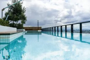 Modern 1 Bed Opposite Racecourse - Image 2