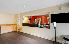 Extended Stay America Select Suites Tampa Airport Memorial - Image 5