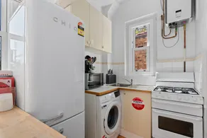 Charming 1-bed Apartment in Neutral Bay - Image 3