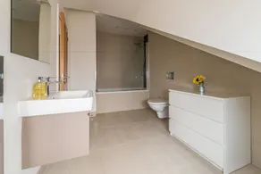 Fountain Court - Image 3