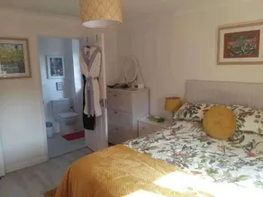 1-bed Seaside Retreat - Sleeps 2, Parking & Garden - Image 5