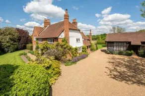 6 Bed Countryside Mansion With Tennis Court & Swimming Pool with Parking - Image 4