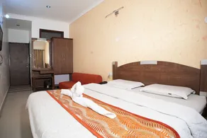 OYO 9056 Hotel Holiday Comfort - Image 2