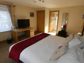 Brackley Oaks Guest House - Image 3