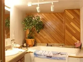 Linda's by the Lake - Image 3