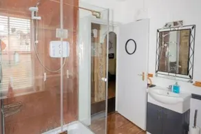 Quirky Apt - Sleeps 6 - Coastal Area - Parking - Image 2