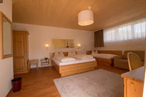 Triple room, shower or bath, toilet - Image 3