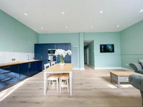 Beautiful 2BR, Private Entry in Vibrant Leith - Image 4
