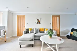 Bright & Airy 3-Bed with Off Street Free Parking - Image 4