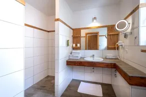 Family room, shower, toilet, 2 bed rooms - Image 5