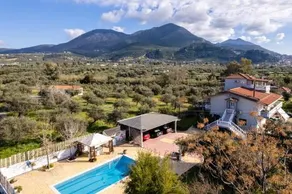 Seaside Oasis Luxurious Villa with Private Pool - Image 3