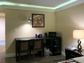APM Inn & Suites - Image 2