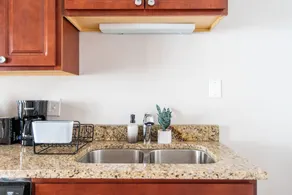 Stylish Comfy Lincoln Sq. 2BR Near Wrigley - Image 4