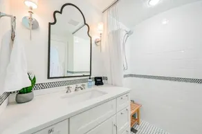 "the Fremont Lookout" W/ Deck & Gourmet Kitchen! 2 Bedroom Apts by Redawning - Image 4