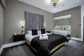 Boutique 2BR On Royal Mile - Freestanding Bathtub - Image 2