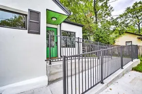 Welcoming Downtown Branson Cottage with Pool Access - Image 4