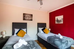 Harmony House- Impeccable 4-Bed in Derby - Image 5