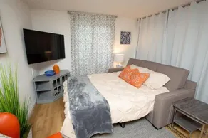 Big Balcony - Parking Spot - King Bed - Fast WiFi - Image 2