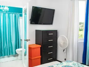 Room in Guest room - Comfortable, cozy, private bedroom in a lovely private residence - Image 5