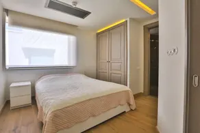 Important Group Villa Queen - Image 2