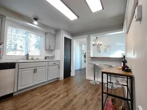 Cozy and Quiet Family Home in Park Setting Near PDX - Image 5