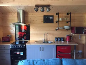Cosy 1 bed Farm Stay Cabin - Image 4