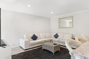 Luxury spacious 3-bedroom Suite on exclusive Lansell Rd, Toorak - Image 4
