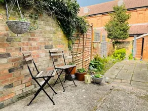 Charming Town Centre Character Cottage With Parking - Image 3