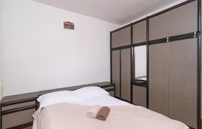 Apartment in Splitska - Image 4