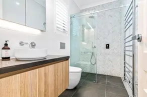 Spacious Luxury Hampton Home Park Front - Image 4