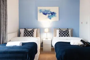 3 Bedroom 3 Bathroom House in Central Milton Keynes with Garden, Free Parking and Smart TV - Contractors, Relocation, Business Travellers - Image 5