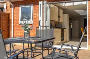 Great Location Cheerful Entire Private 3 Bedroom 2 Bathroom House Sleeps up to 7 & Private Garden - Image 4