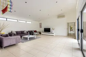 Sea Haven: coastal views, family retreat - Image 2