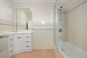 Comfy 2-Bedroom Family Apartment with Free Parking - Image 4