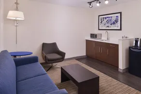 Holiday Inn Express Hotel & Suites Southfield - Detroit - Image 3