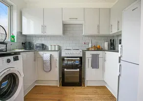 Walnut House with Free Parking, Fast Wifi and Smart TVs by Yoko Property - Image 2