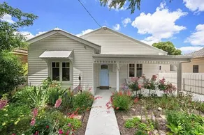 Carwyn Cottage - Impeccably Styled Circa 1940s - Image 3