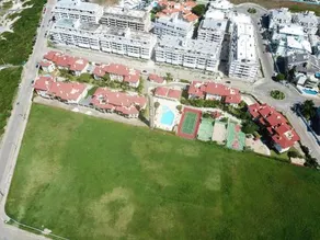 Apartamento frente mar com piscina, 2 quartos - Image 2