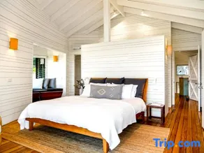 Luxico Seven Mile Beach House (with Car Parking) - Image 1